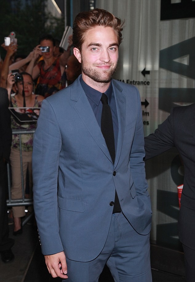 Sau buổi phỏng vấn, Robert Pattinson tham gia sự kiện quảng bá bộ phim Cosmopolis với nụ cười tươi. Trông Rob thật bản lĩnh trước ống kính sau khi phát hiện bị bạn gái "cắm sừng"